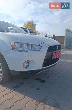 Позашляховик / Кросовер Mitsubishi Outlander XL 2011 в 