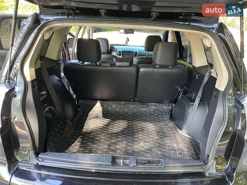 Внедорожник / Кроссовер Mitsubishi Outlander XL 2012 в Полтаве