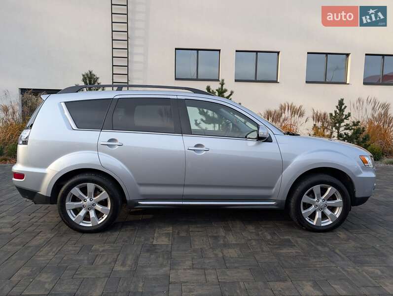 Внедорожник / Кроссовер Mitsubishi Outlander XL 2012 в Луцке