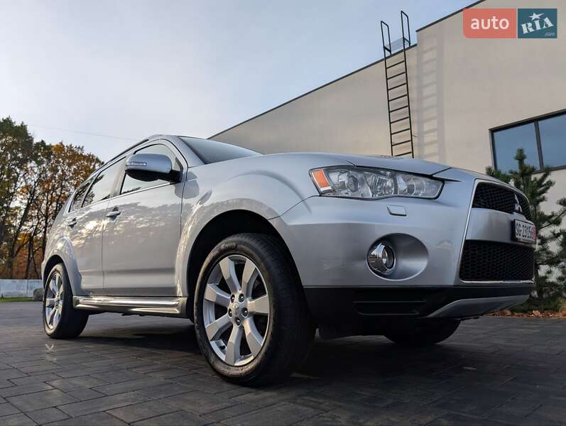 Внедорожник / Кроссовер Mitsubishi Outlander XL 2012 в Луцке