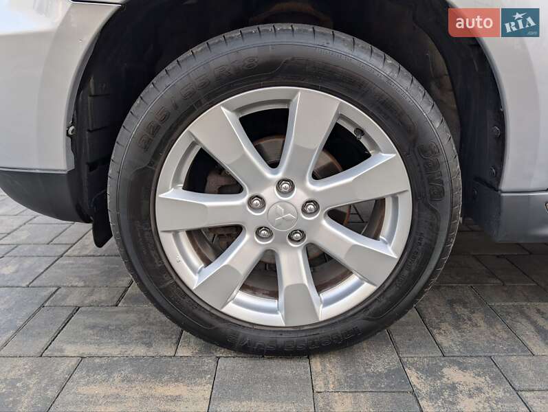 Внедорожник / Кроссовер Mitsubishi Outlander XL 2012 в Луцке