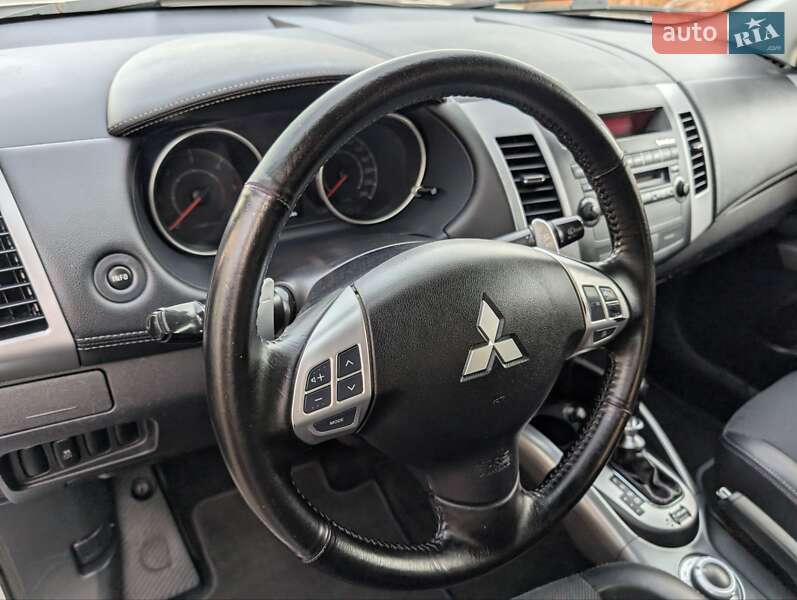 Внедорожник / Кроссовер Mitsubishi Outlander XL 2012 в Луцке