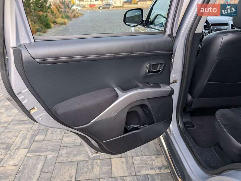 Внедорожник / Кроссовер Mitsubishi Outlander XL 2012 в Луцке