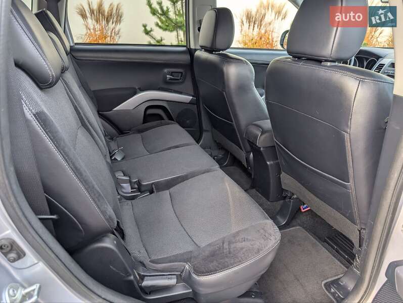 Внедорожник / Кроссовер Mitsubishi Outlander XL 2012 в Луцке