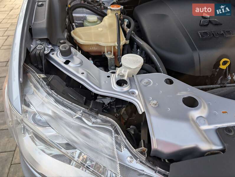 Внедорожник / Кроссовер Mitsubishi Outlander XL 2012 в Луцке