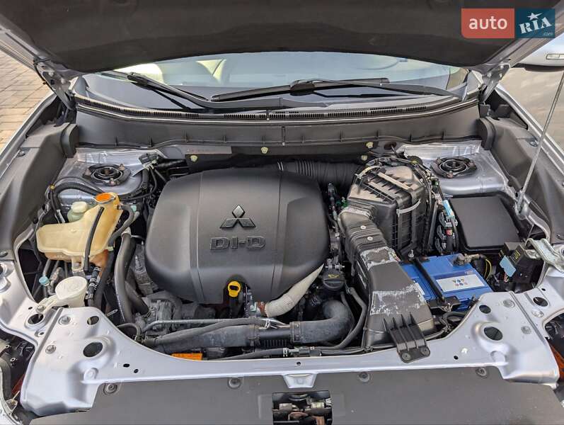 Внедорожник / Кроссовер Mitsubishi Outlander XL 2012 в Луцке