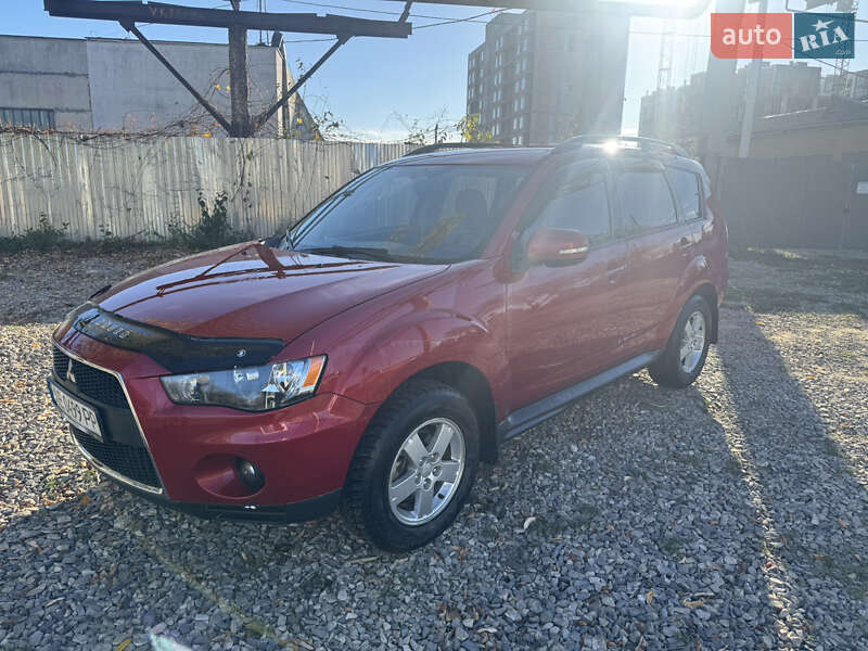 Внедорожник / Кроссовер Mitsubishi Outlander XL 2011 в Ивано-Франковске