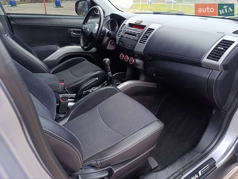 Внедорожник / Кроссовер Mitsubishi Outlander XL 2010 в Теофиполе