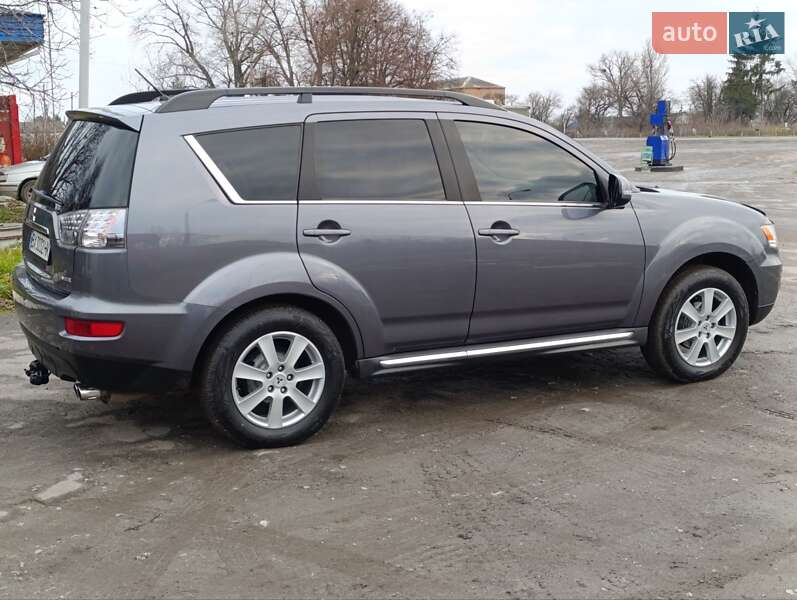 Позашляховик / Кросовер Mitsubishi Outlander XL 2010 в Теофіполі