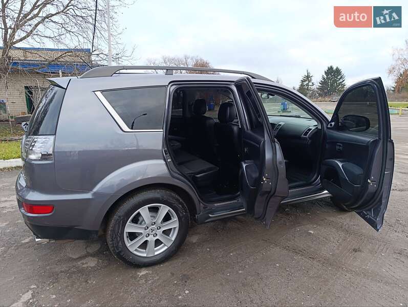 Позашляховик / Кросовер Mitsubishi Outlander XL 2010 в Теофіполі