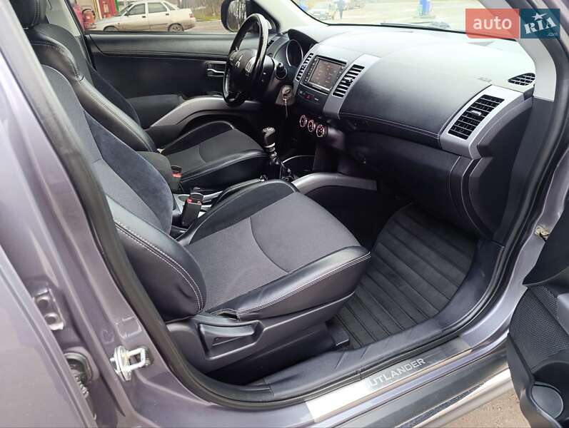 Позашляховик / Кросовер Mitsubishi Outlander XL 2010 в Теофіполі