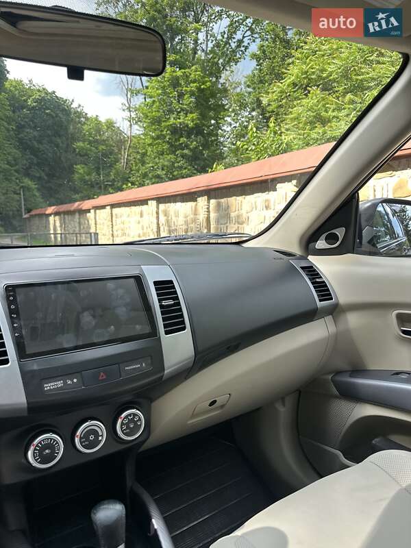 Позашляховик / Кросовер Mitsubishi Outlander XL 2007 в Чернівцях