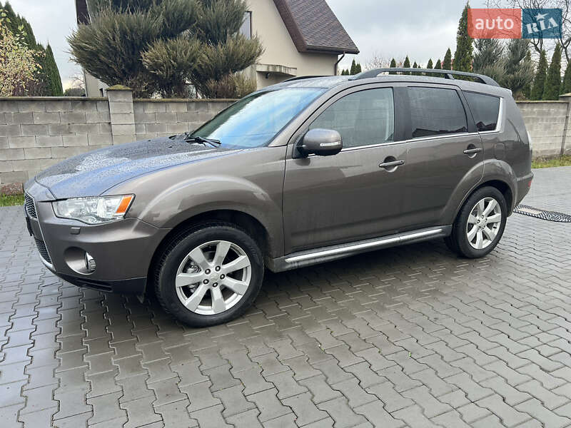 Внедорожник / Кроссовер Mitsubishi Outlander XL 2011 в Луцке