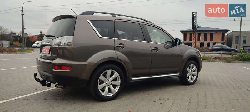 Внедорожник / Кроссовер Mitsubishi Outlander XL 2011 в Луцке