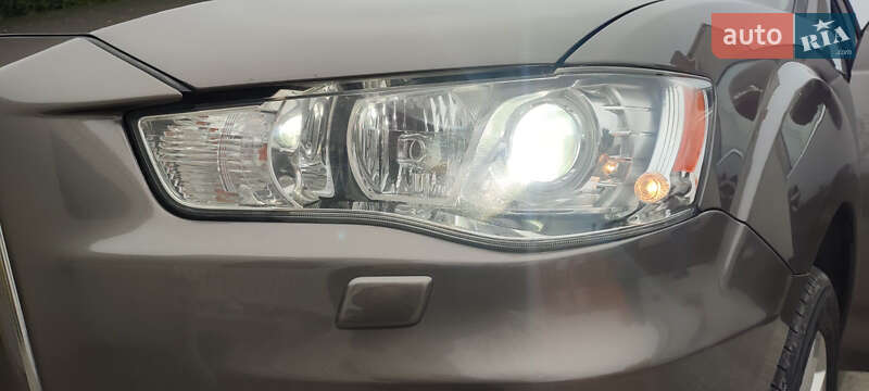 Внедорожник / Кроссовер Mitsubishi Outlander XL 2011 в Луцке