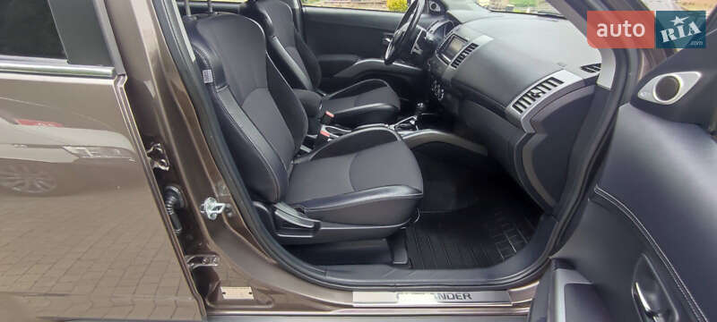 Внедорожник / Кроссовер Mitsubishi Outlander XL 2011 в Луцке