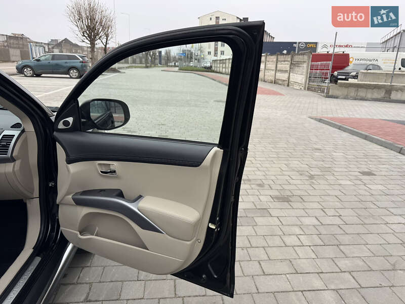 Позашляховик / Кросовер Mitsubishi Outlander XL 2011 в Івано-Франківську