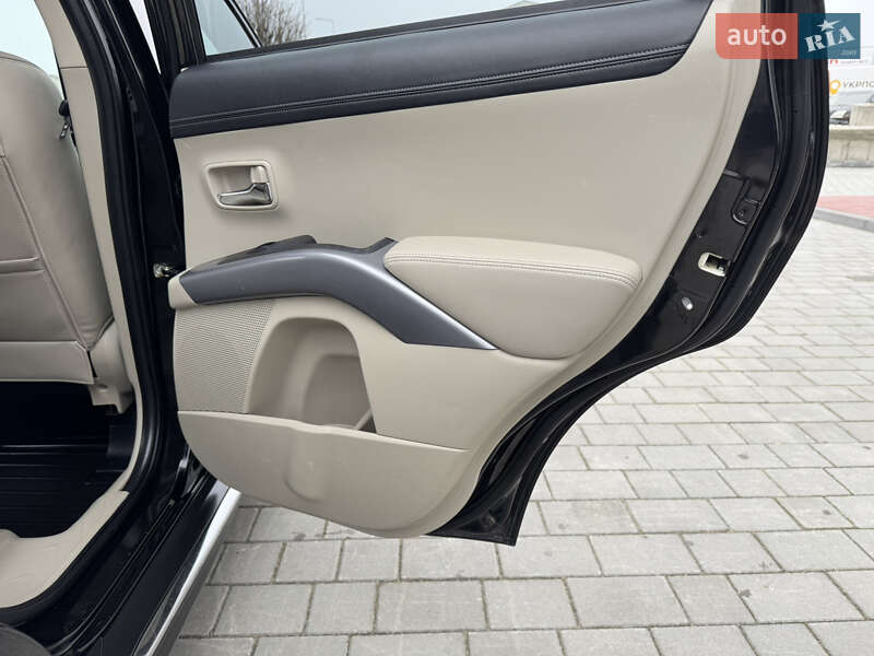 Позашляховик / Кросовер Mitsubishi Outlander XL 2011 в Івано-Франківську