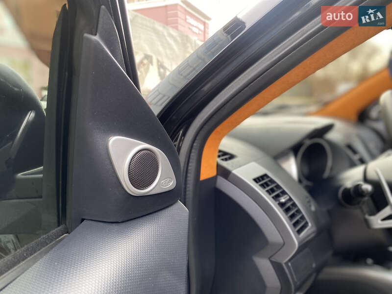 Позашляховик / Кросовер Mitsubishi Outlander XL 2008 в Одесі