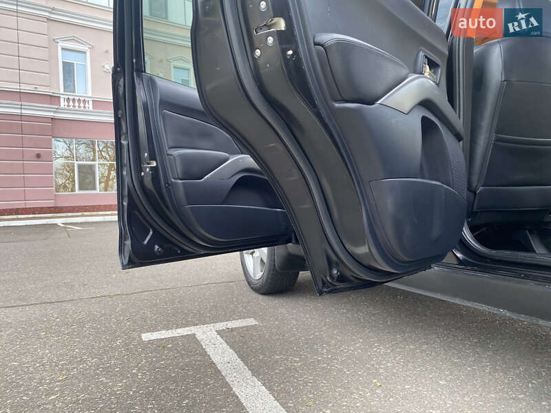 Позашляховик / Кросовер Mitsubishi Outlander XL 2008 в Одесі