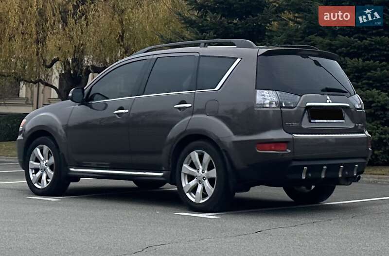 Внедорожник / Кроссовер Mitsubishi Outlander XL 2011 в Киеве