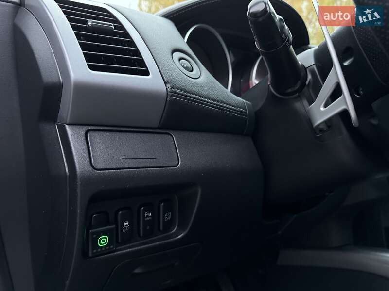 Внедорожник / Кроссовер Mitsubishi Outlander XL 2011 в Киеве