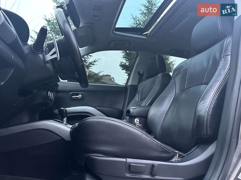 Внедорожник / Кроссовер Mitsubishi Outlander XL 2011 в Киеве