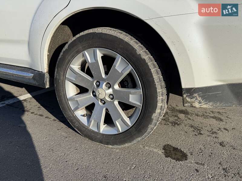 Позашляховик / Кросовер Mitsubishi Outlander XL 2011 в Черкасах