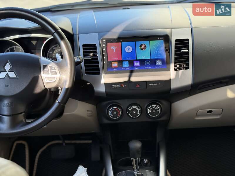 Позашляховик / Кросовер Mitsubishi Outlander XL 2011 в Черкасах