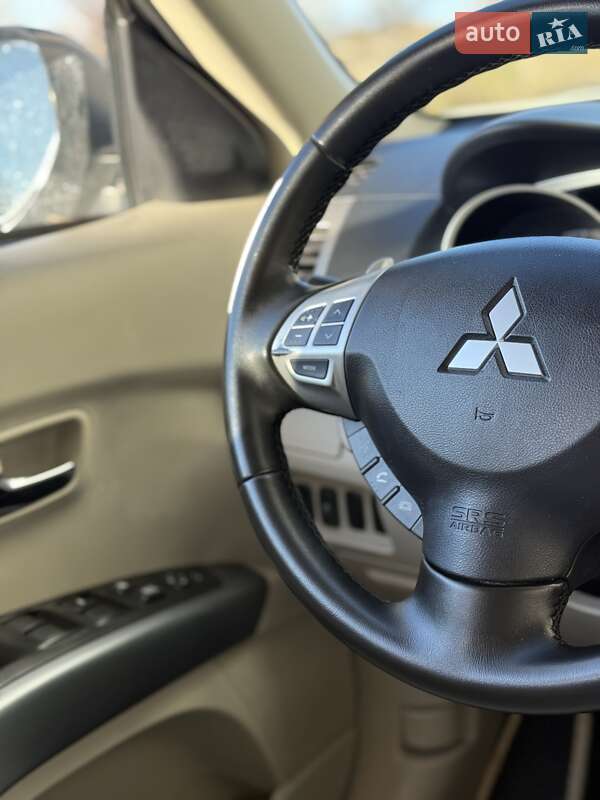 Позашляховик / Кросовер Mitsubishi Outlander XL 2011 в Черкасах