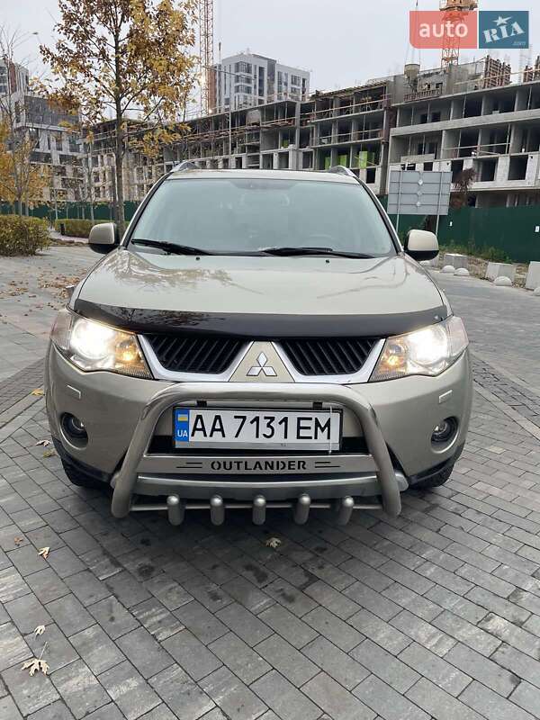 Позашляховик / Кросовер Mitsubishi Outlander XL 2008 в Києві