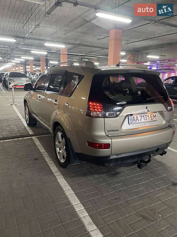 Позашляховик / Кросовер Mitsubishi Outlander XL 2008 в Києві