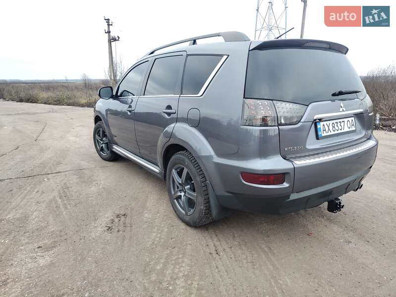 Внедорожник / Кроссовер Mitsubishi Outlander XL 2010 в Краснограде