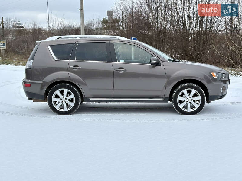 Внедорожник / Кроссовер Mitsubishi Outlander XL 2010 в Староконстантинове