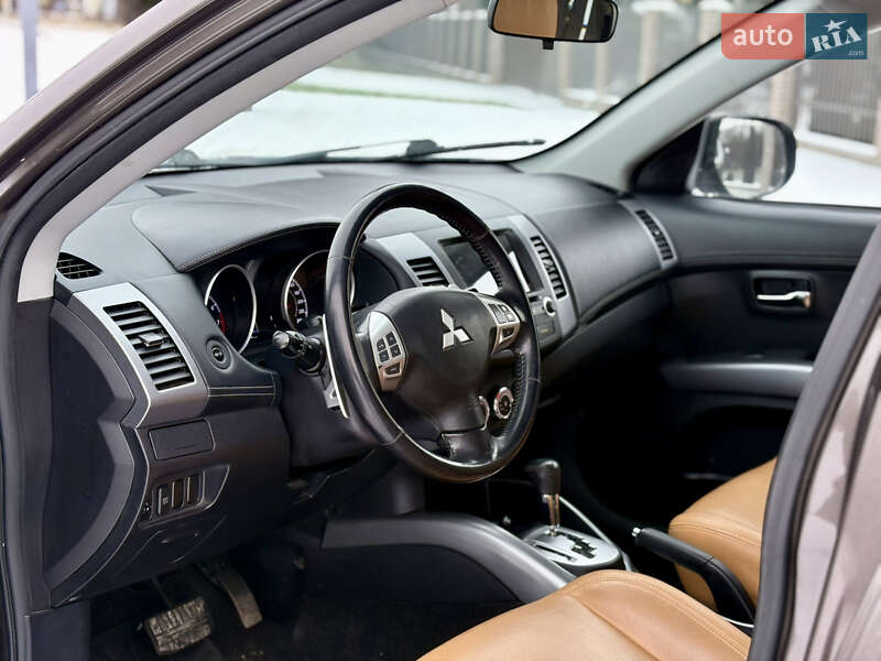 Внедорожник / Кроссовер Mitsubishi Outlander XL 2010 в Староконстантинове