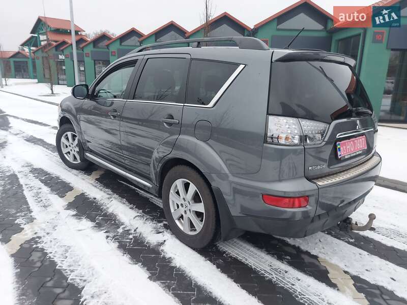 Внедорожник / Кроссовер Mitsubishi Outlander XL 2011 в Ирпене