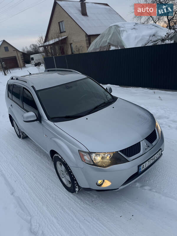 Позашляховик / Кросовер Mitsubishi Outlander XL 2008 в Броварах