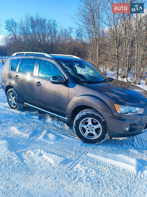 Внедорожник / Кроссовер Mitsubishi Outlander XL 2010 в Львове