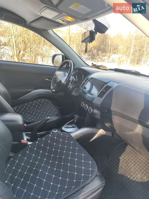 Внедорожник / Кроссовер Mitsubishi Outlander XL 2010 в Львове