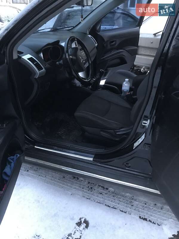Внедорожник / Кроссовер Mitsubishi Outlander XL 2010 в Черновцах фото 6 Внедорожник / Кроссовер Mitsubishi Outlander XL 2010 в Черновцах