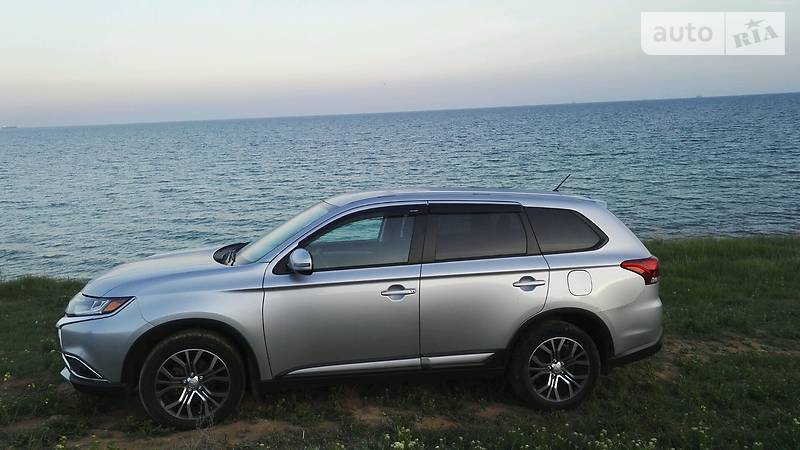 Позашляховик / Кросовер Mitsubishi Outlander 2016 в Одесі