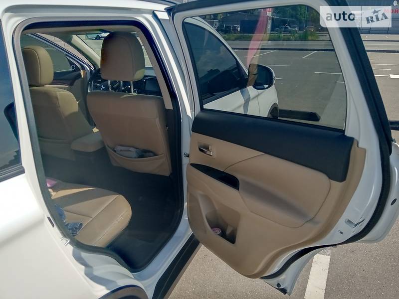 Внедорожник / Кроссовер Mitsubishi Outlander 2014 в Киеве