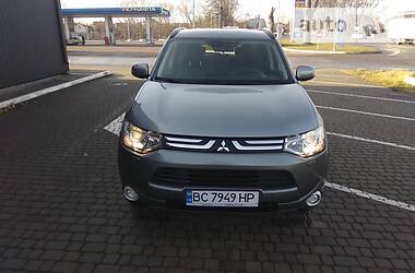 Позашляховик / Кросовер Mitsubishi Outlander 2013 в 