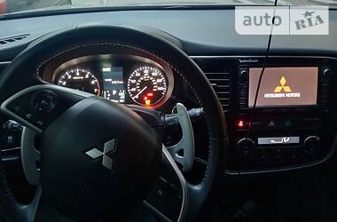 Позашляховик / Кросовер Mitsubishi Outlander 2014 в 