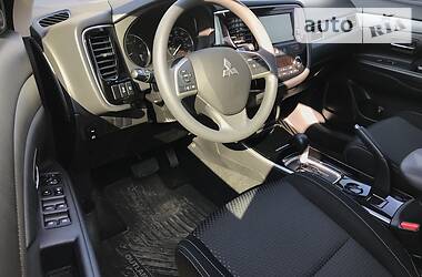Позашляховик / Кросовер Mitsubishi Outlander 2018 в 