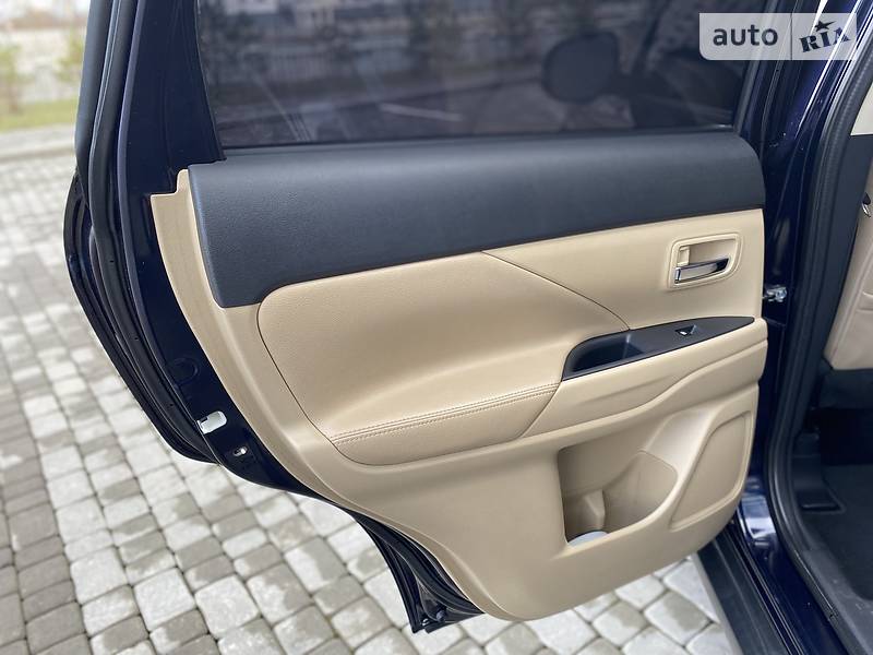 Позашляховик / Кросовер Mitsubishi Outlander 2016 в Івано-Франківську