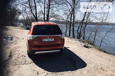 Позашляховик / Кросовер Mitsubishi Outlander 2014 в 