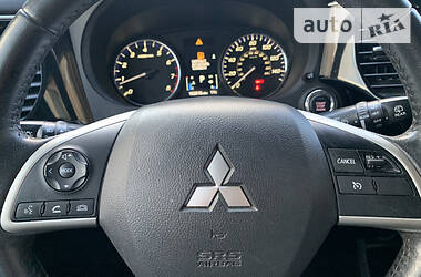 Позашляховик / Кросовер Mitsubishi Outlander 2015 в 