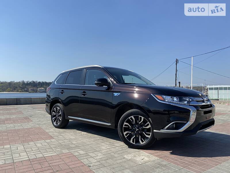 Позашляховик / Кросовер Mitsubishi Outlander 2017 в 