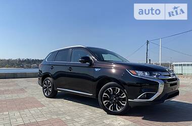 Позашляховик / Кросовер Mitsubishi Outlander 2017 в 